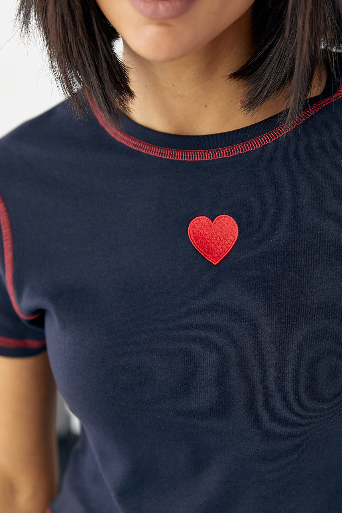 Футболка з контрастними швами та вишитим серцем  темносиній колір
