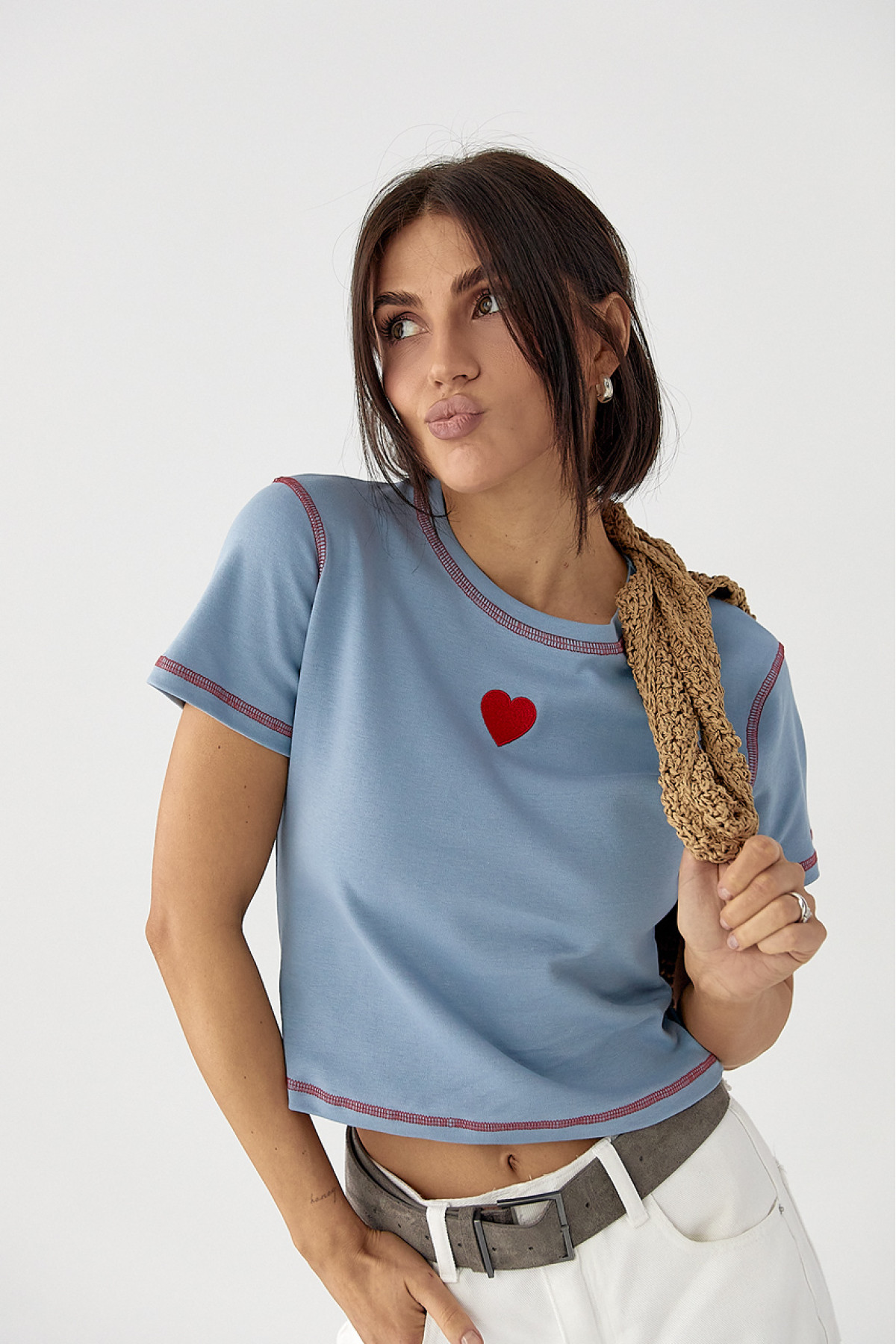 Футболка з контрастними швами та вишитим серцем  джинс колір