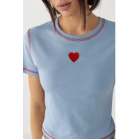 Футболка з контрастними швами та вишитим серцем  джинс колір
