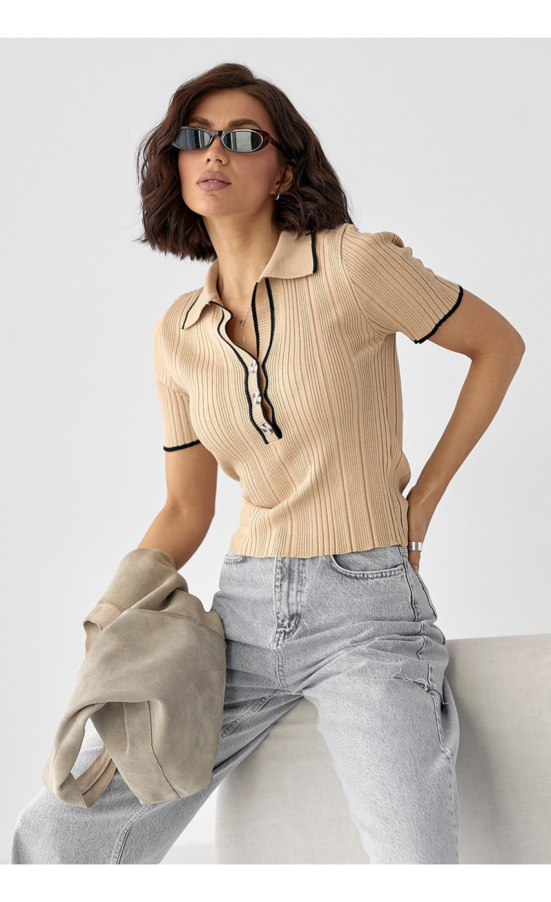 В'язане поло з контрастною окантовкою  світлокоричневий колір