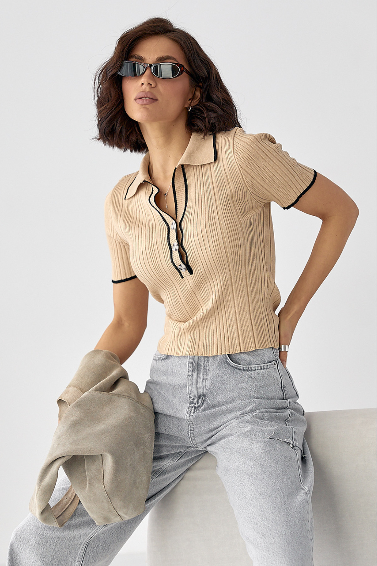 В'язане поло з контрастною окантовкою  світлокоричневий колір