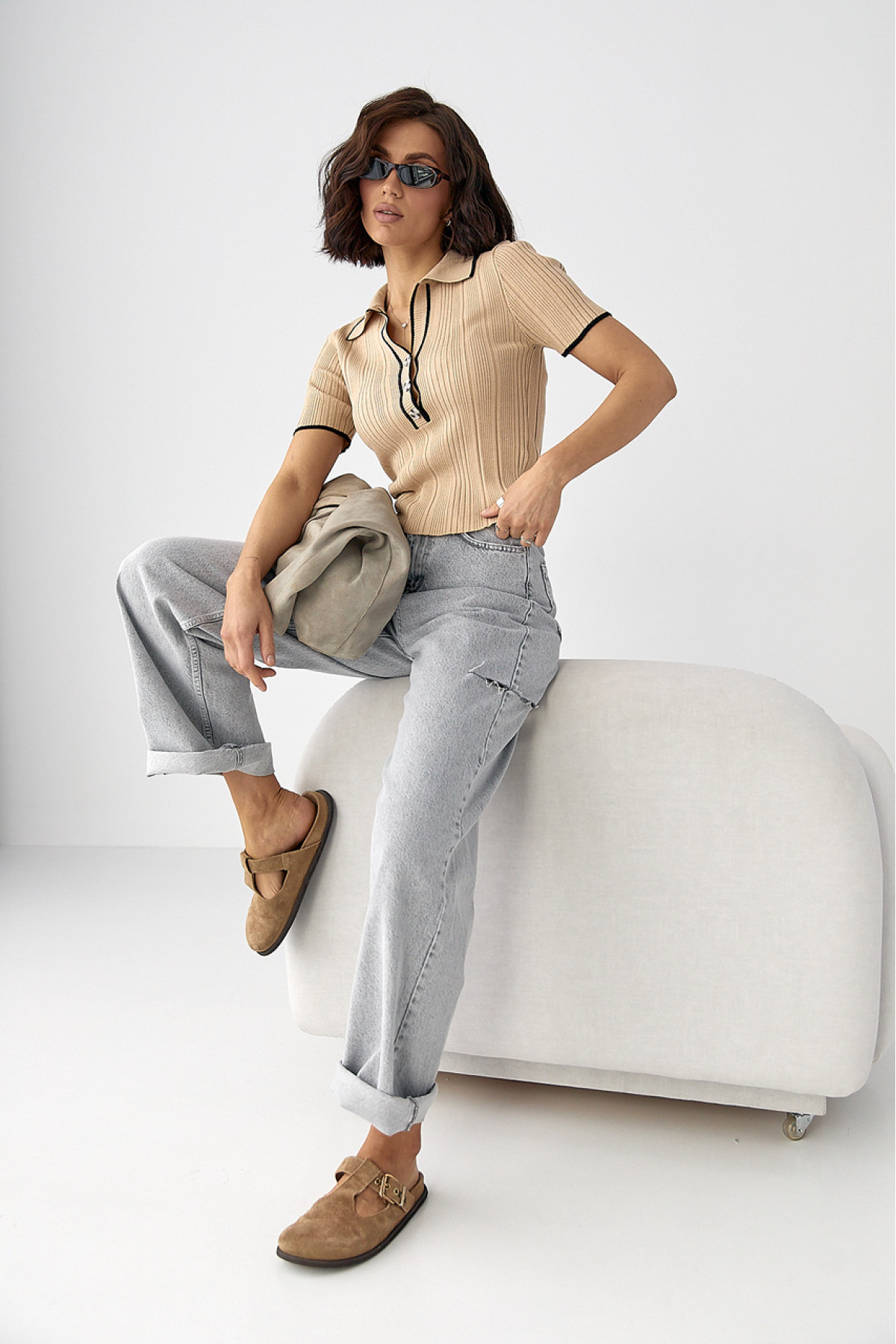 В'язане поло з контрастною окантовкою  світлокоричневий колір