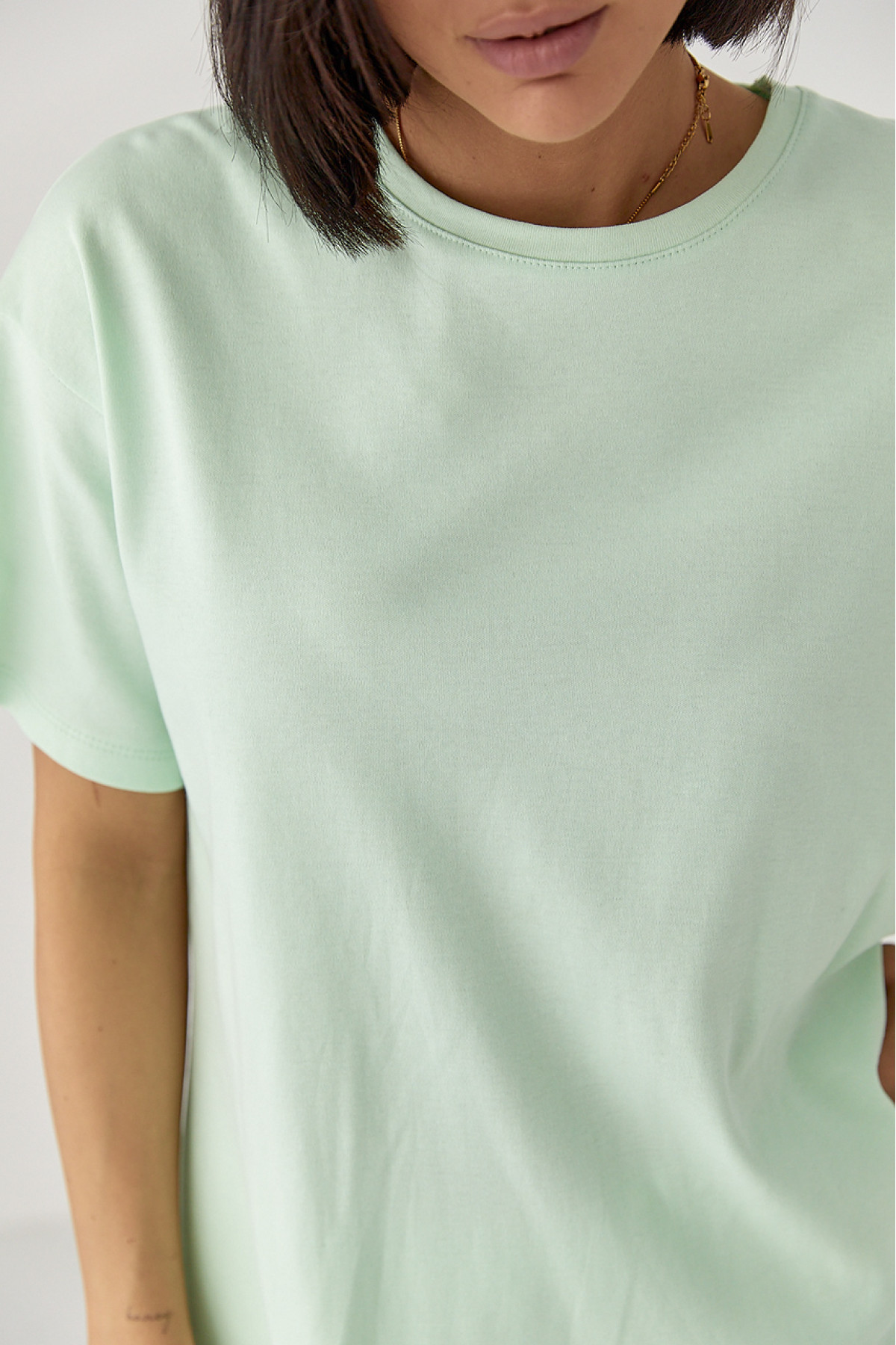 Однотонна футболка з розрізами  м'ятний колір