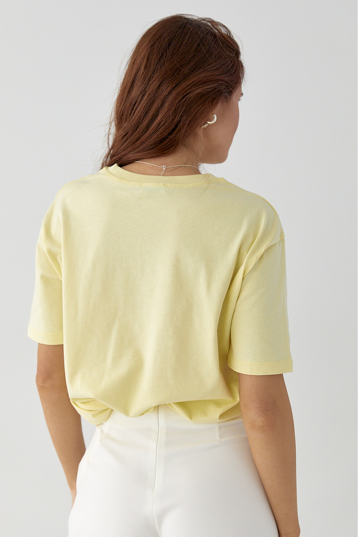 Футболка з вишитими вишеньками  лимонний колір