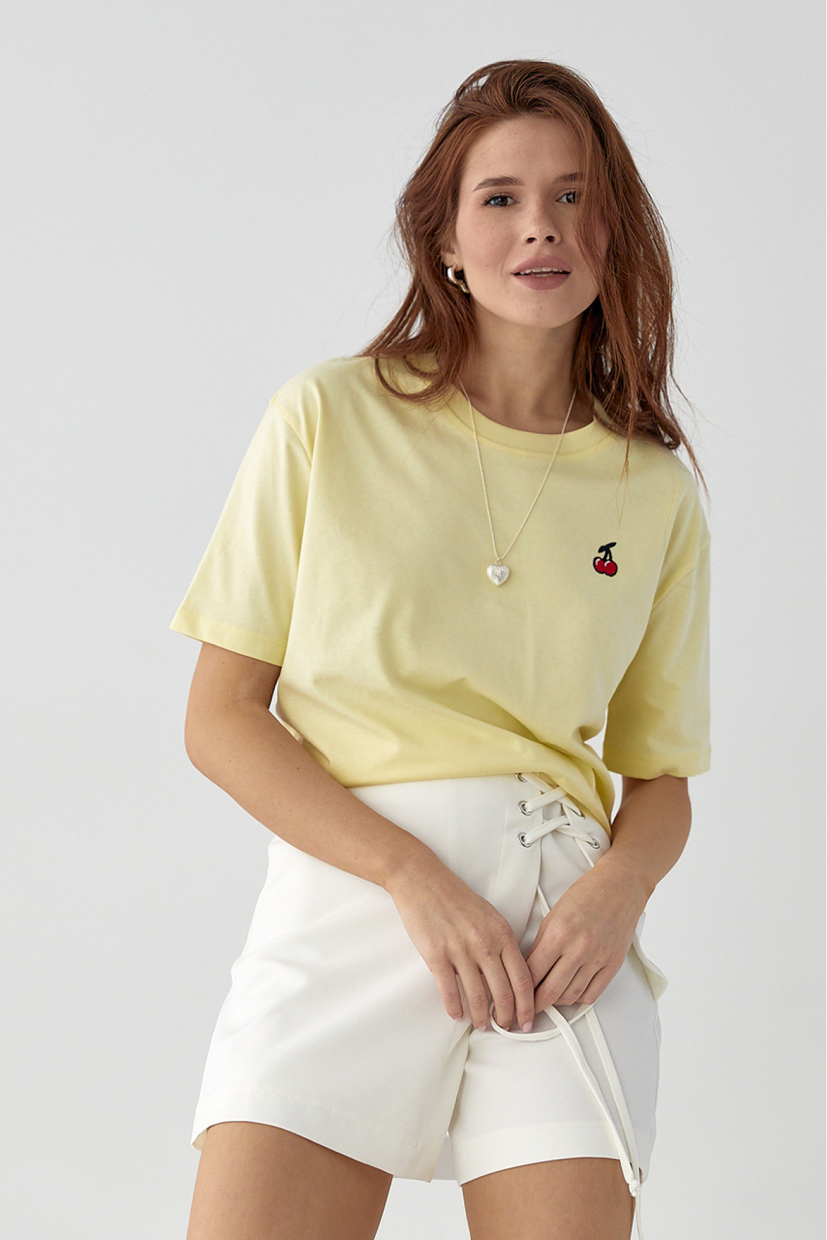 Футболка з вишитими вишеньками  лимонний колір