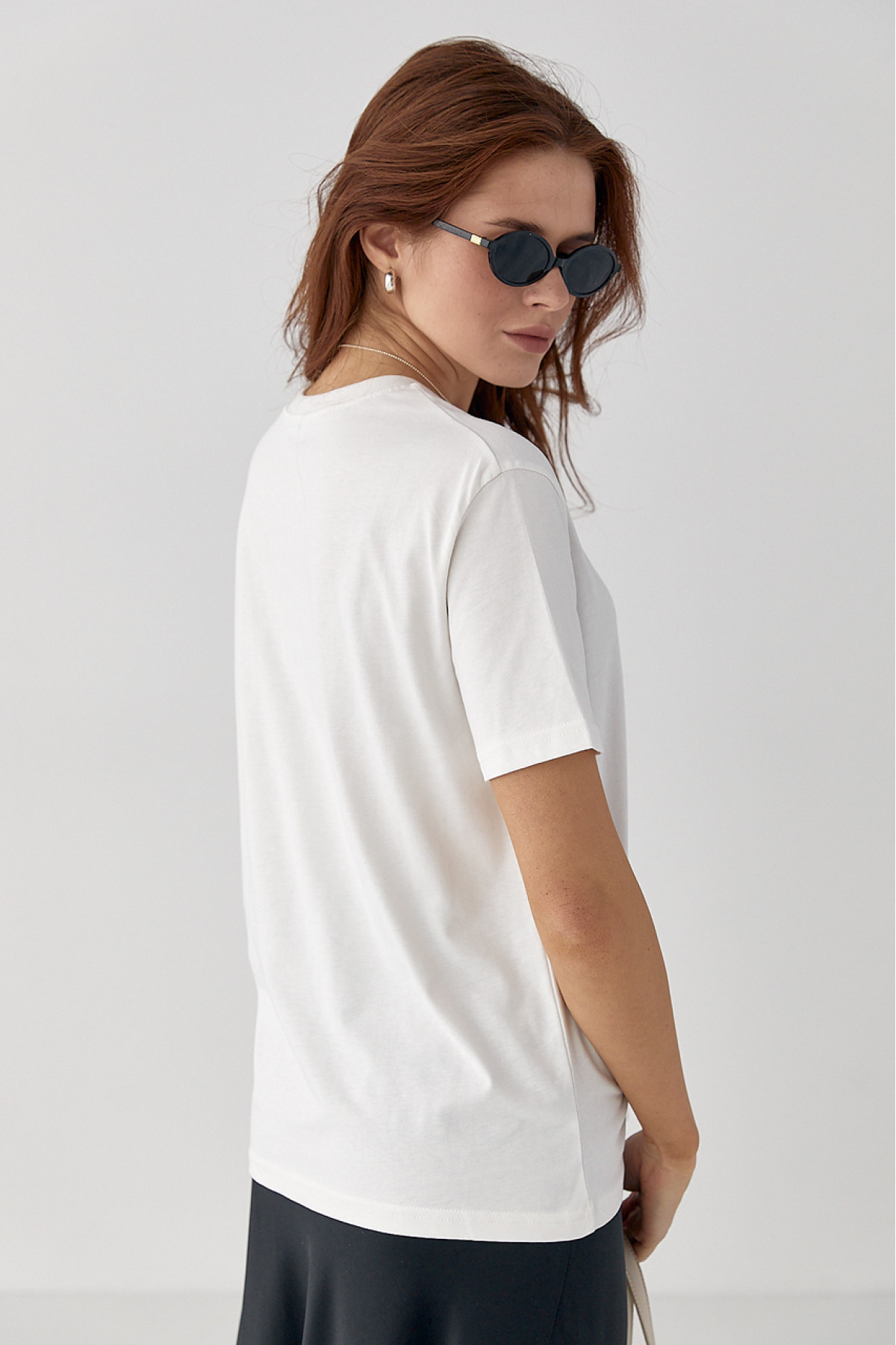 Футболка з вишитими вишеньками  молочний колір