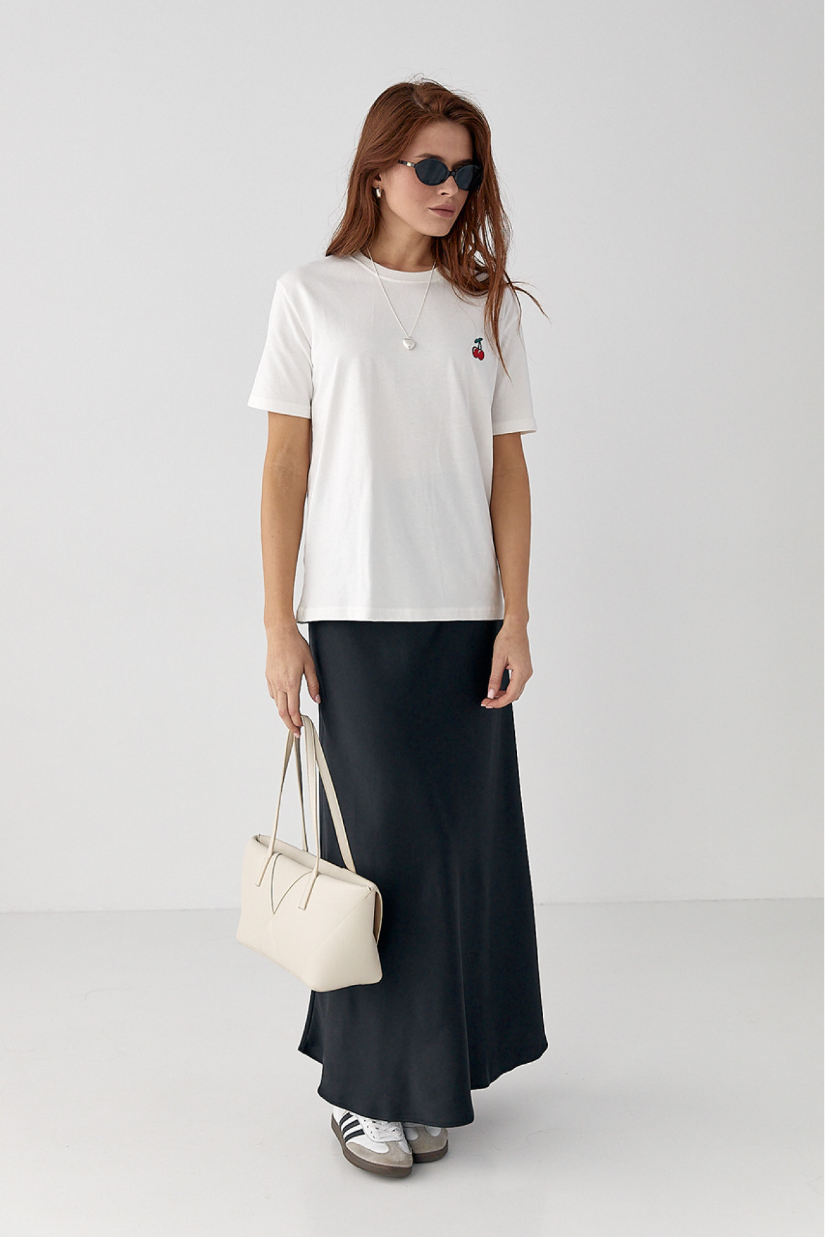 Футболка з вишитими вишеньками  молочний колір