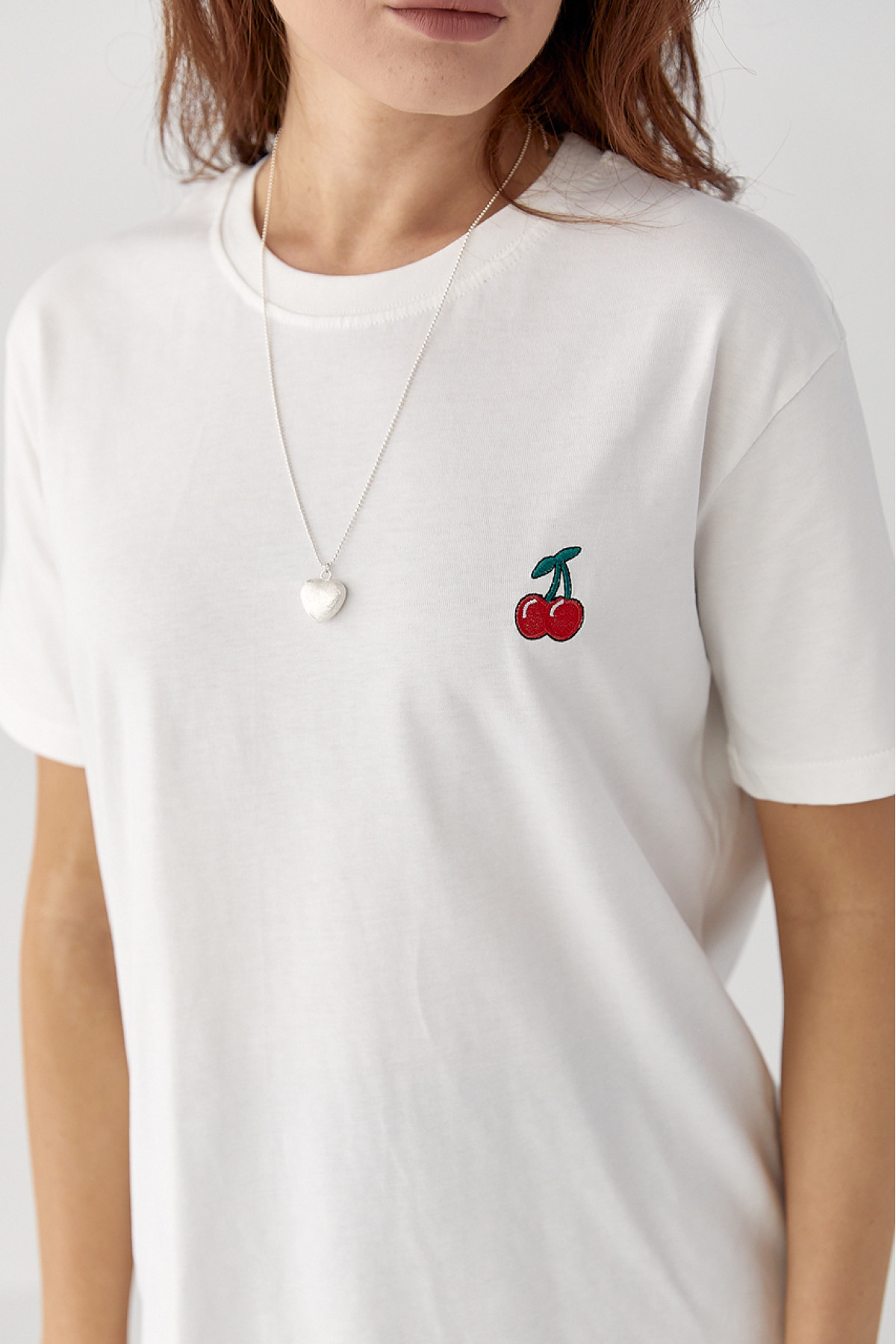 Футболка з вишитими вишеньками  молочний колір