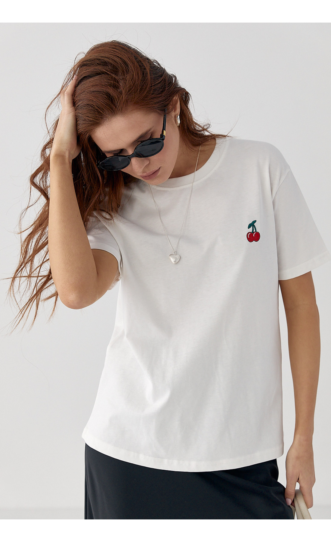 Футболка з вишитими вишеньками  молочний колір