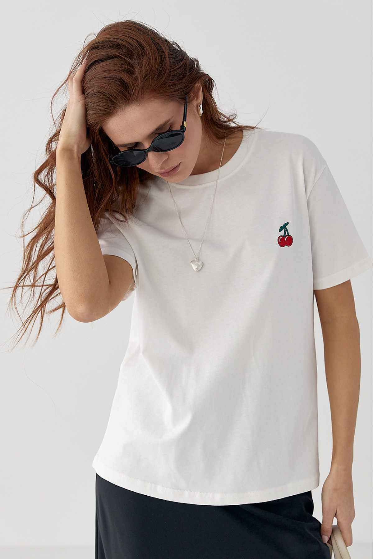 Футболка з вишитими вишеньками  молочний колір