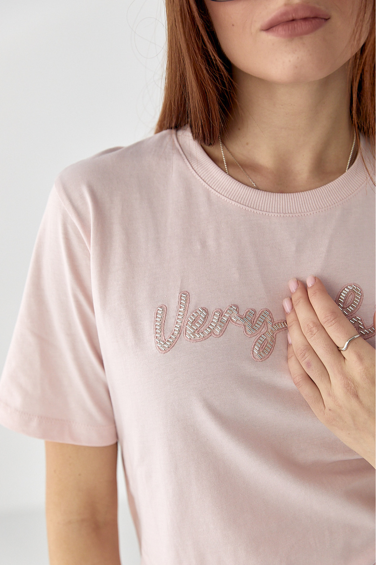 Футболка з написом Very Сhic із бісеру  пудра колір