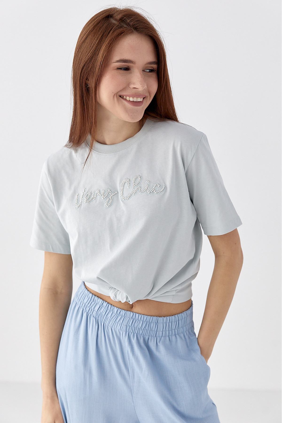 Футболка з написом Very Сhic із бісеру  світлосірий колір