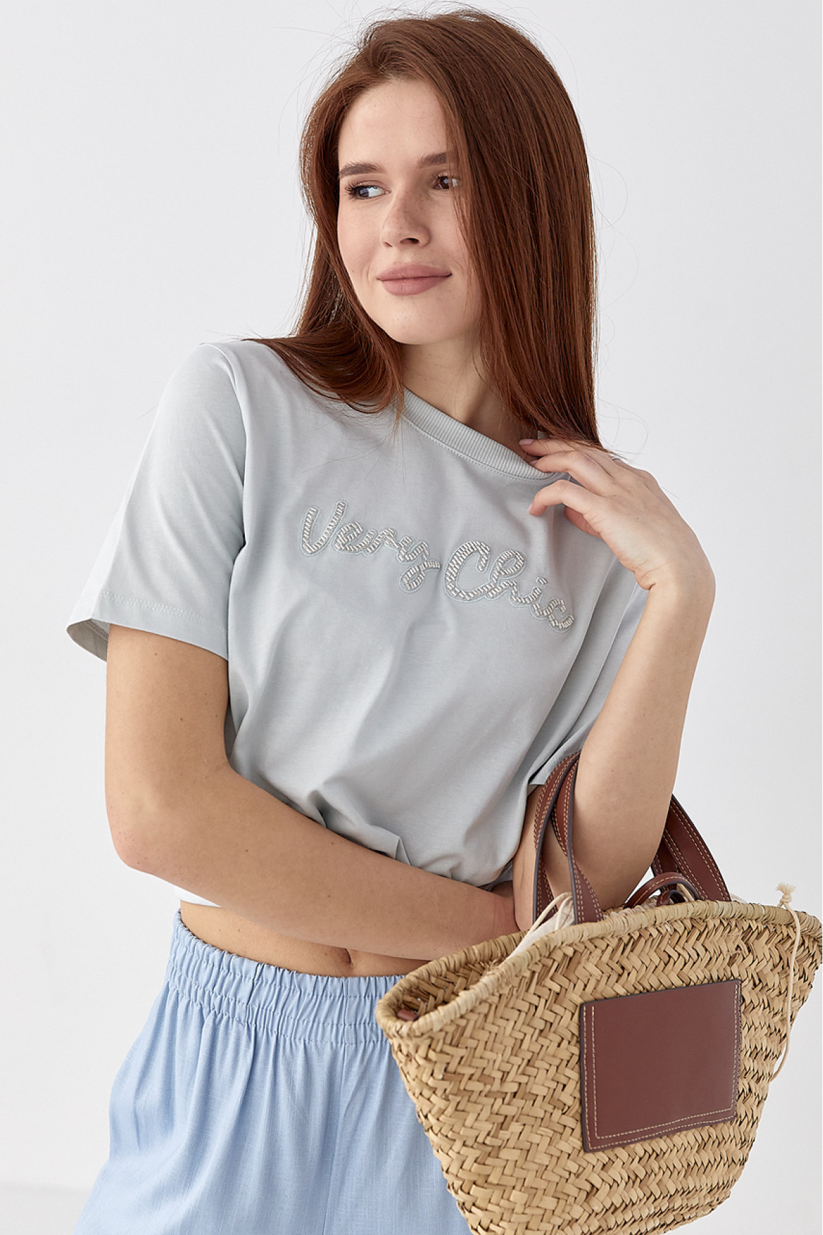 Футболка з написом Very Сhic із бісеру  світлосірий колір