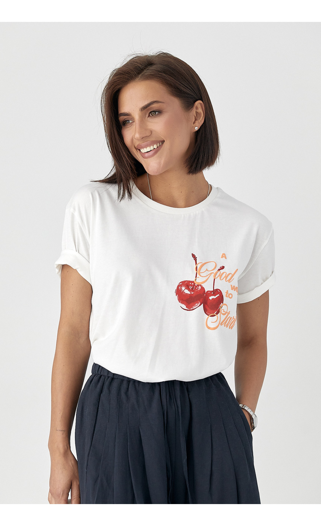 Бавовняна футболка з вишнями  білий колір