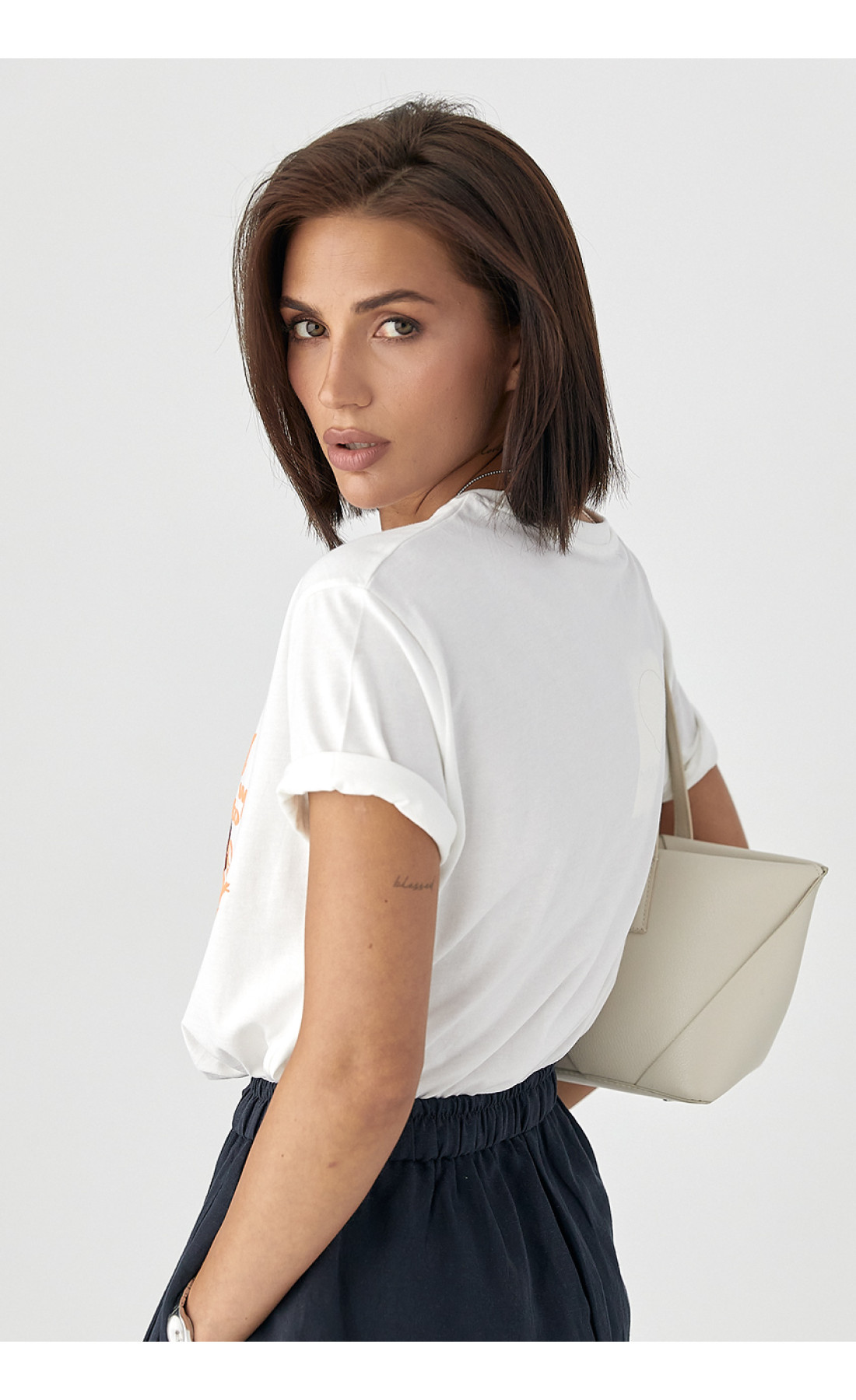 Бавовняна футболка з вишнями  білий колір