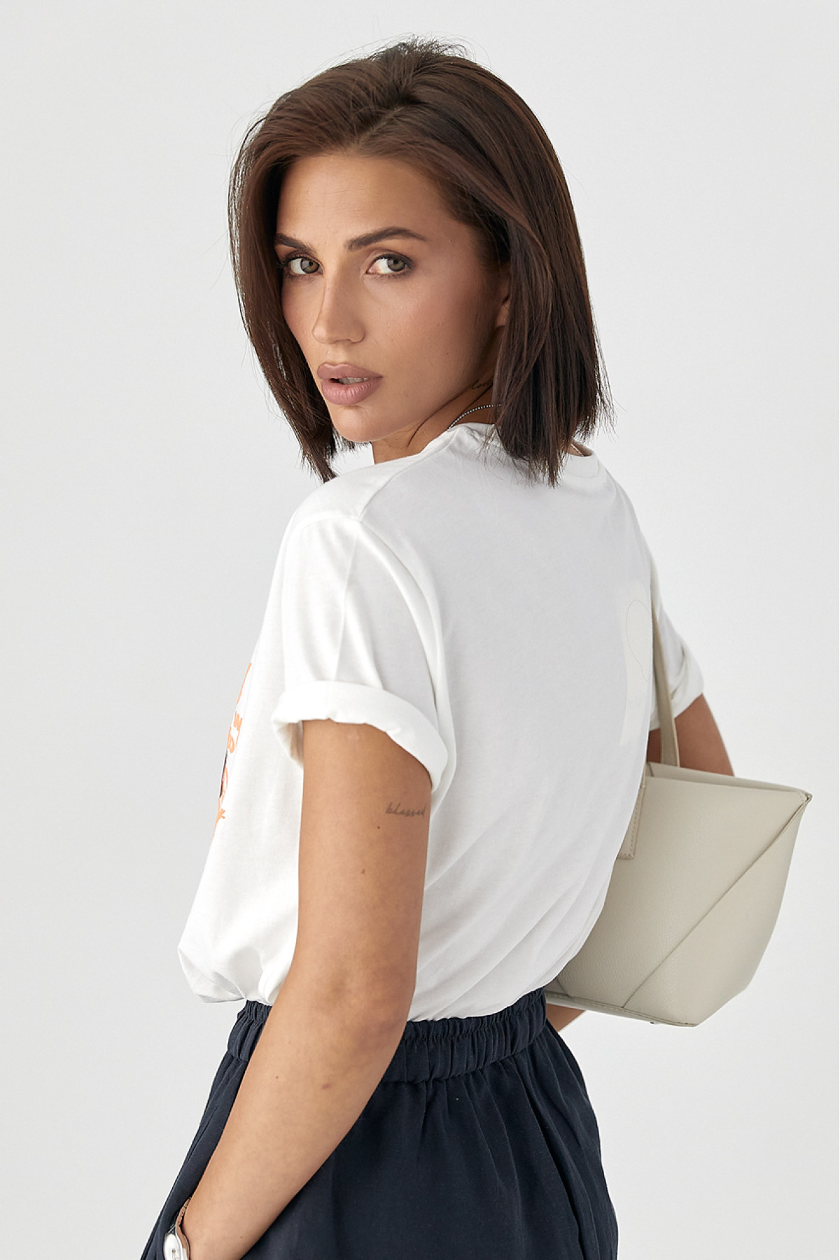 Бавовняна футболка з вишнями  білий колір