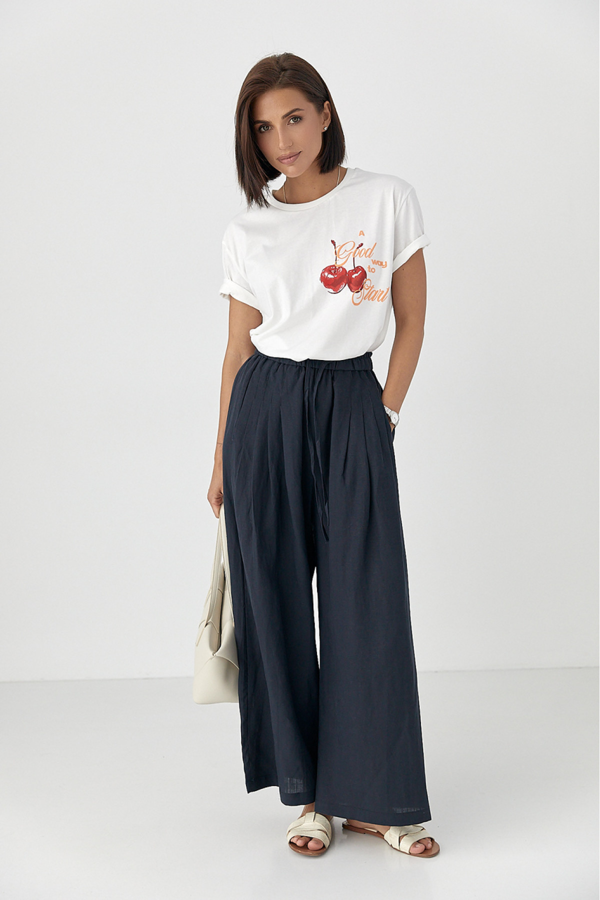 Бавовняна футболка з вишнями  білий колір