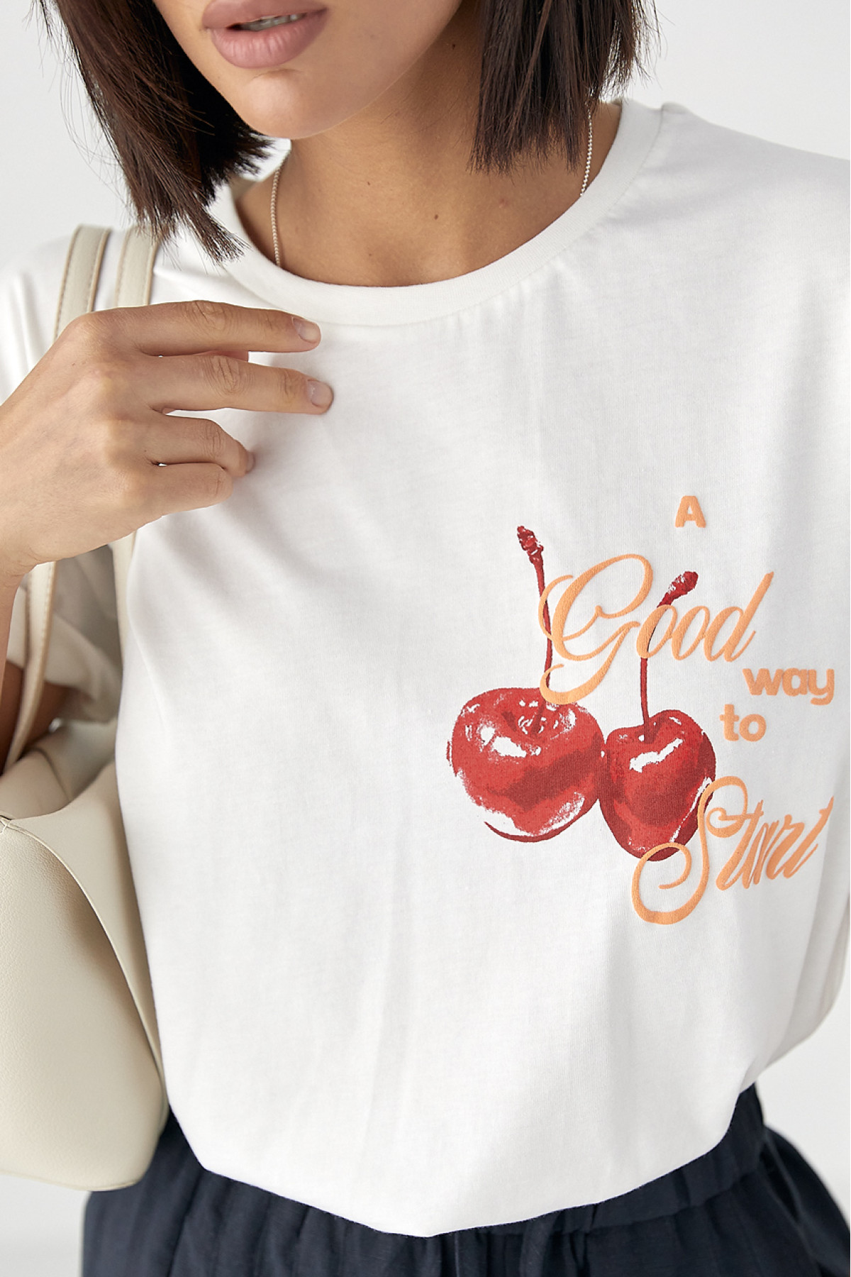 Бавовняна футболка з вишнями  білий колір