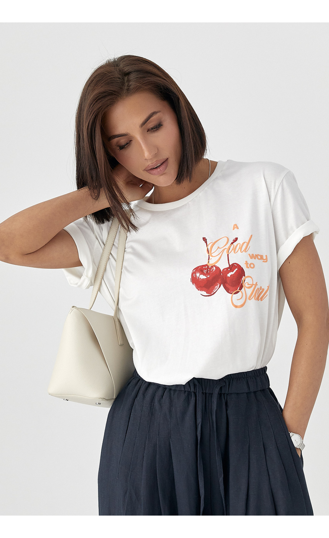 Бавовняна футболка з вишнями  білий колір