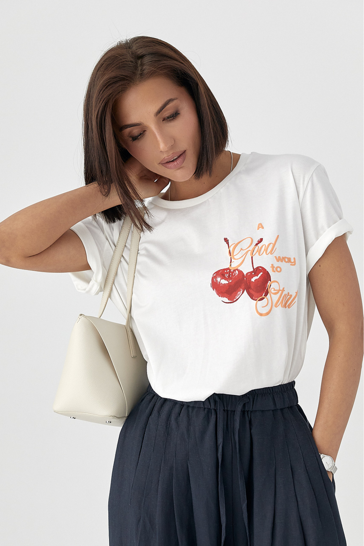 Бавовняна футболка з вишнями  білий колір