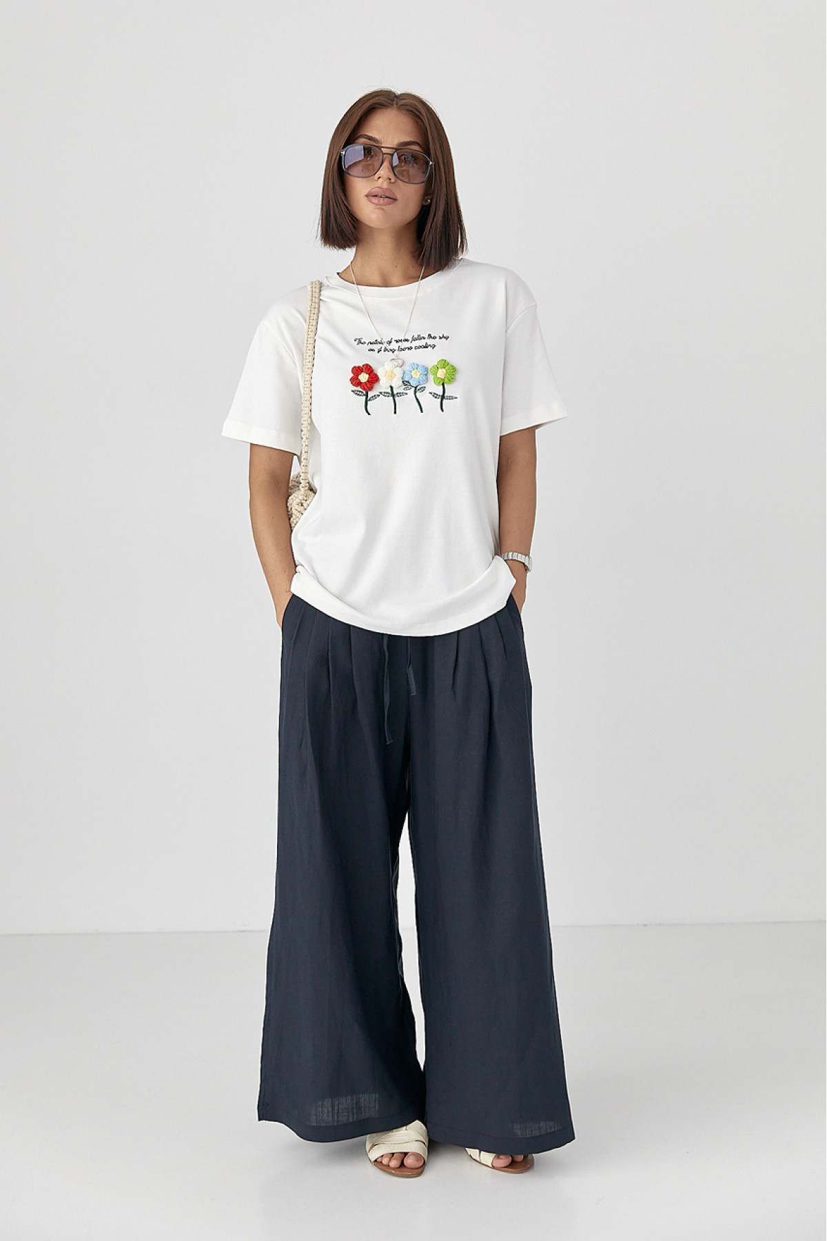 Футболка з в'язаними квітами  білий колір