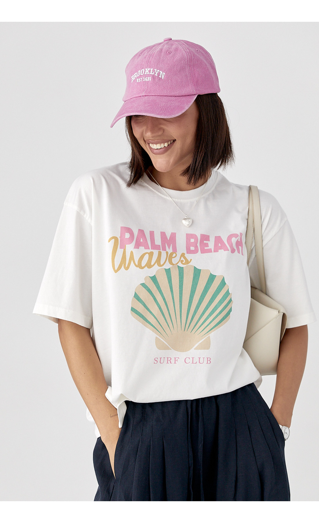 Футболка з принтом мушлі  білий колір