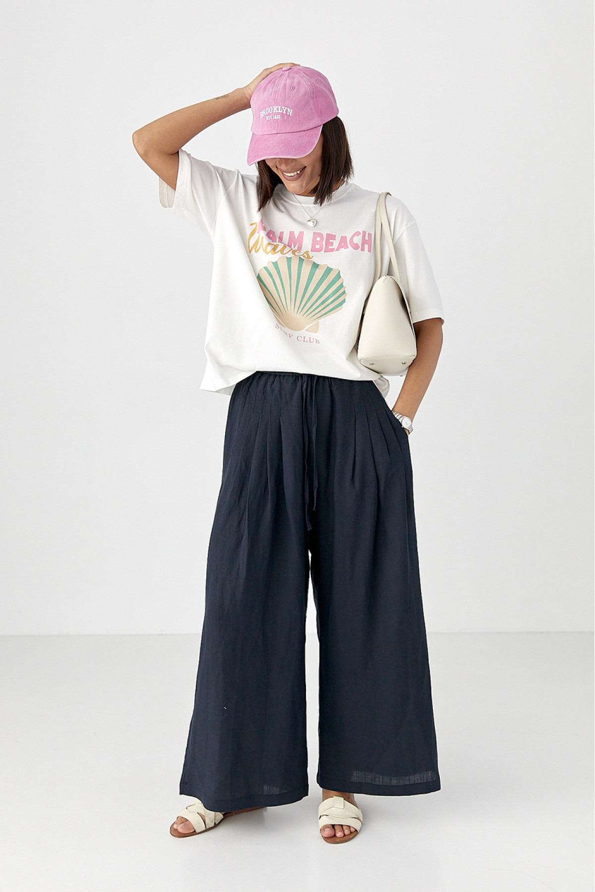 Футболка з принтом мушлі  білий колір