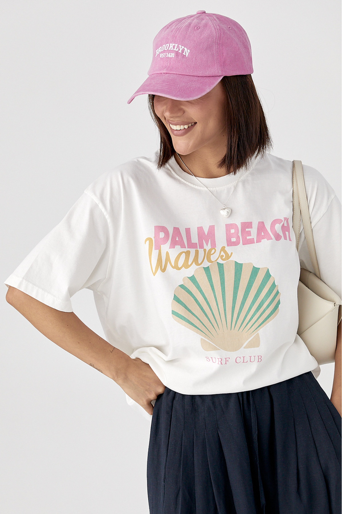 Футболка з принтом мушлі  білий колір