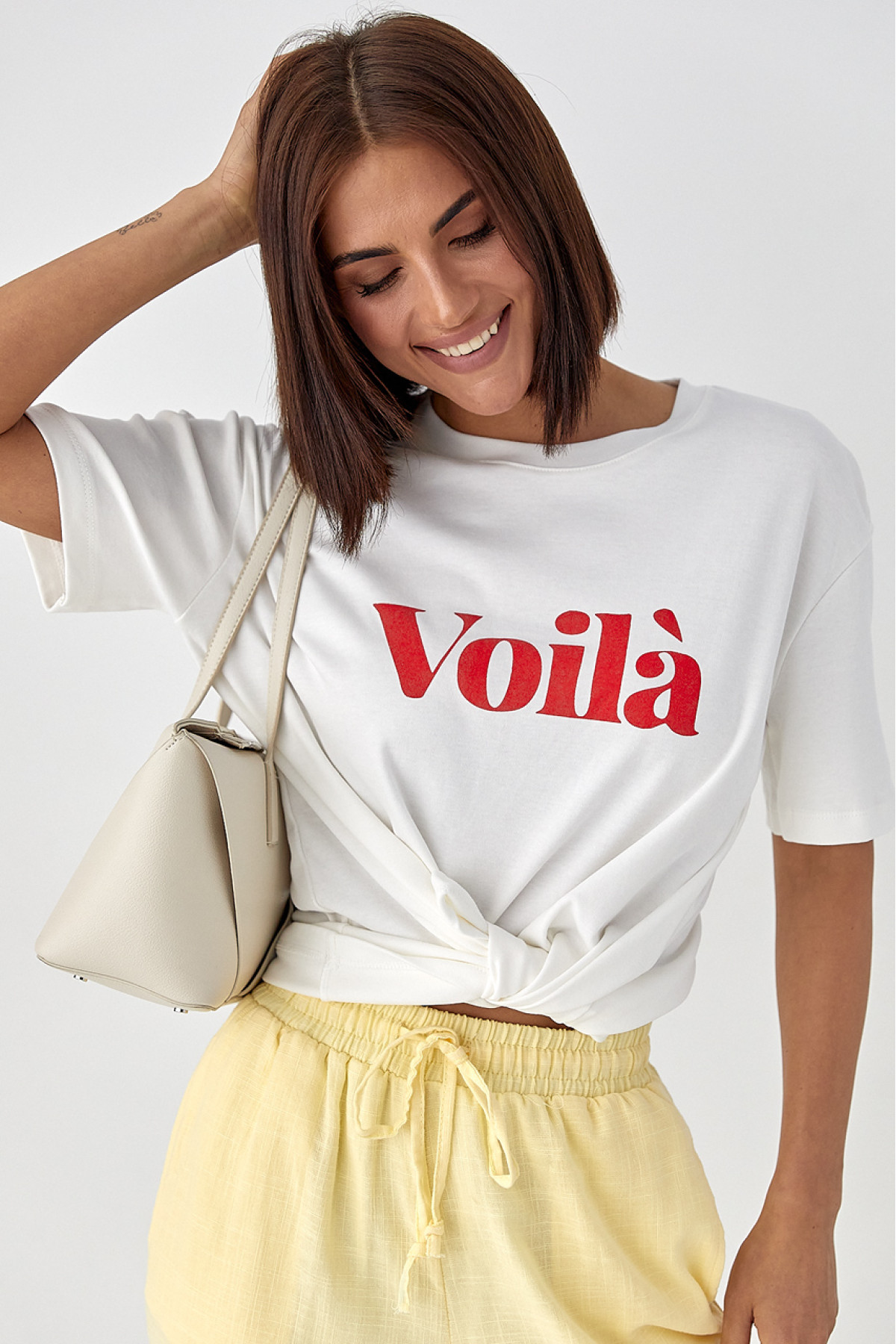 Однотонна футболка з написом Voila  молочний колір