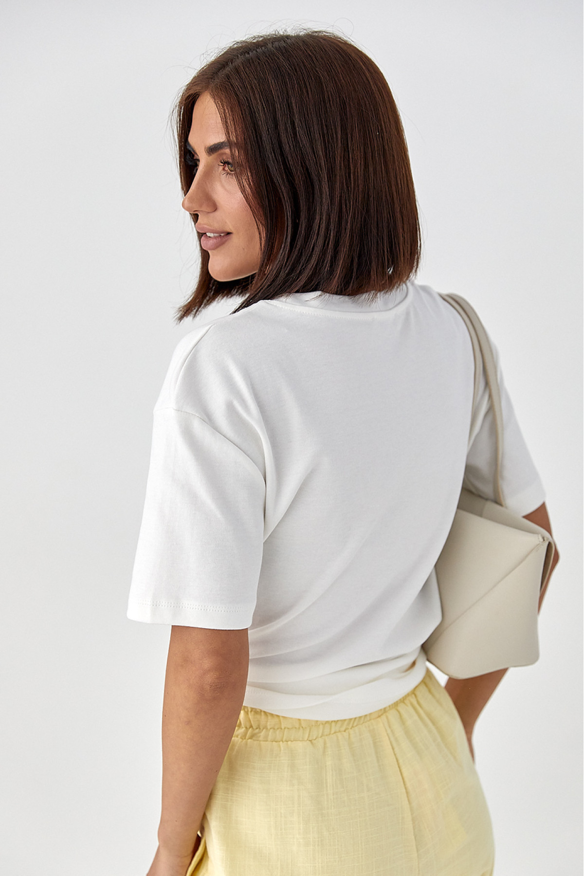 Однотонна футболка з написом Voila  молочний колір