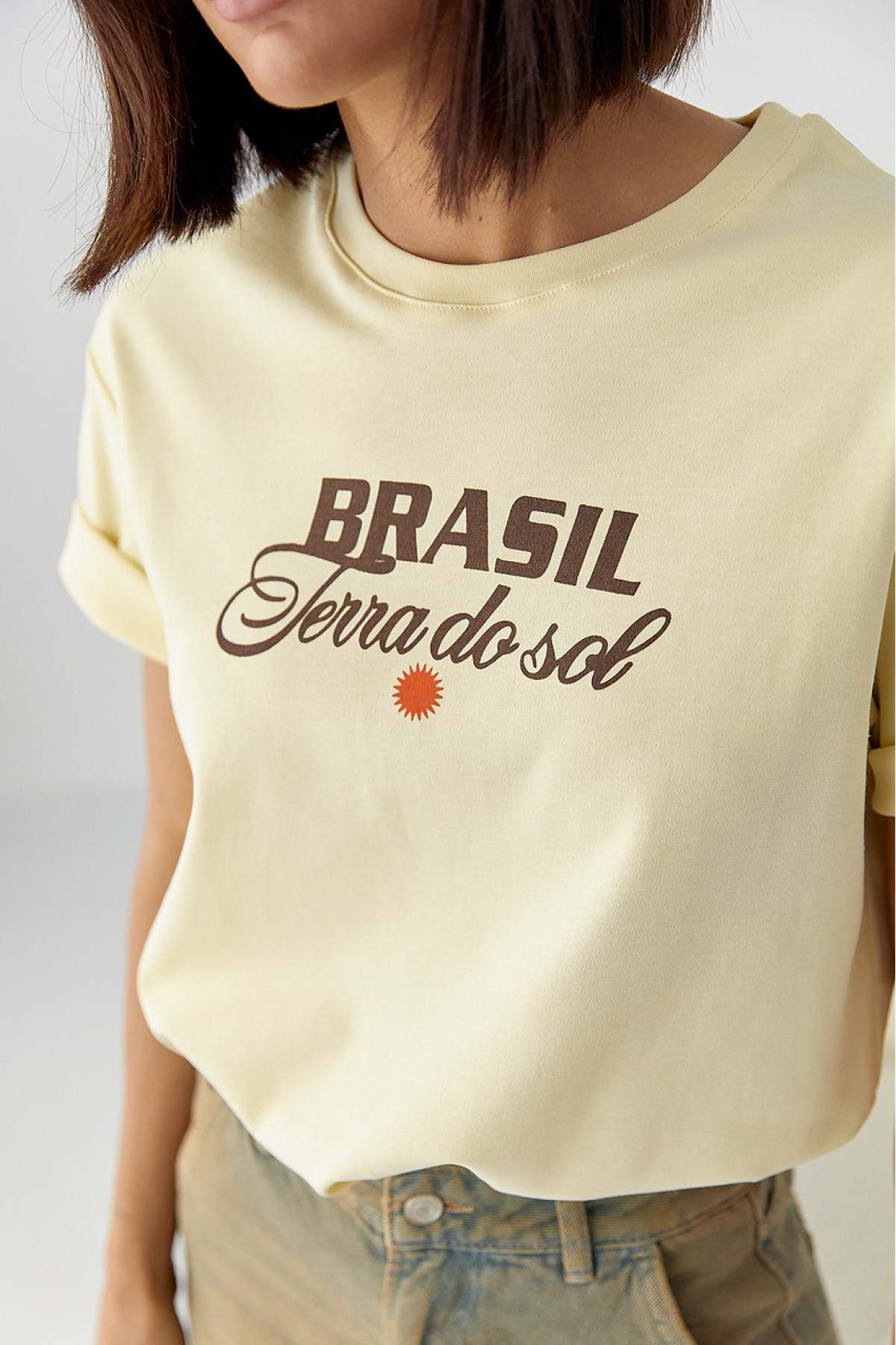 Бавовняна футболка з написами  лимонний колір