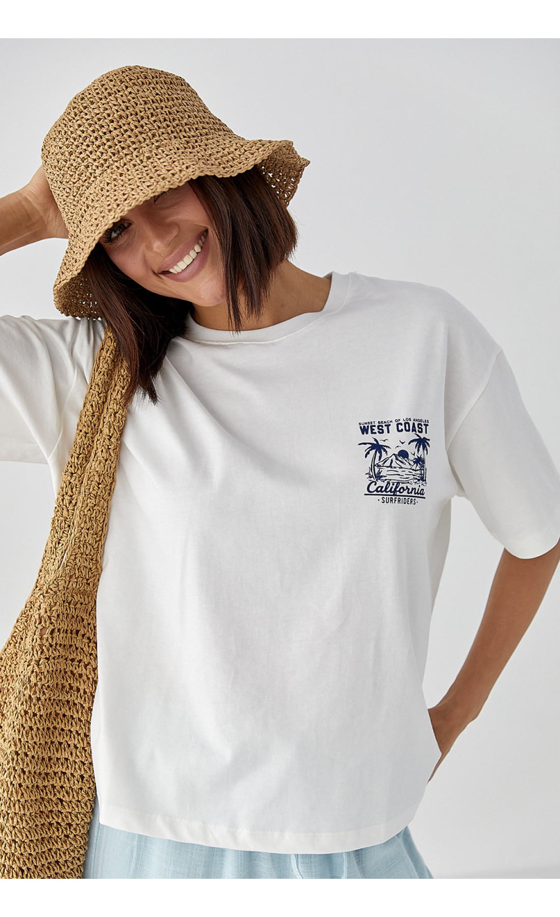 Футболка з принтом California  молочний колір