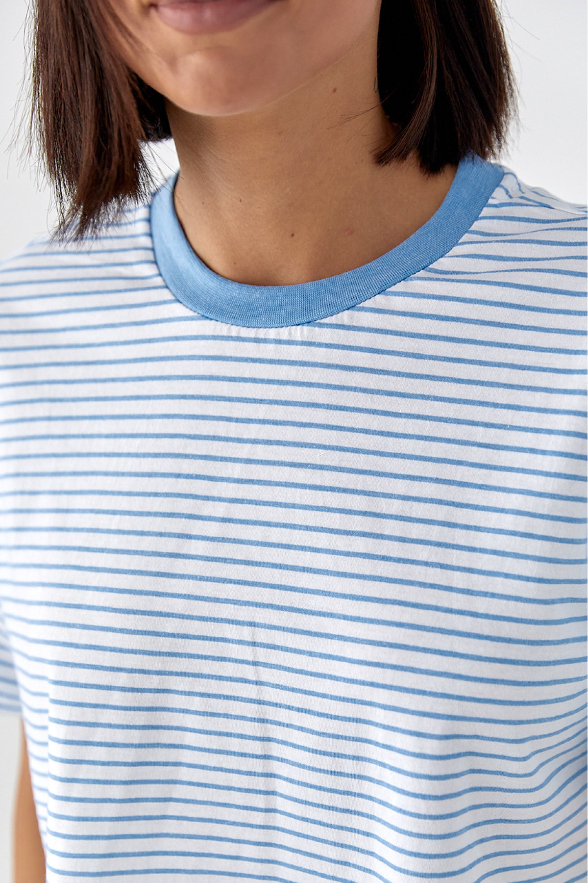 Футболка у смужку вільного крою  блакитний колір