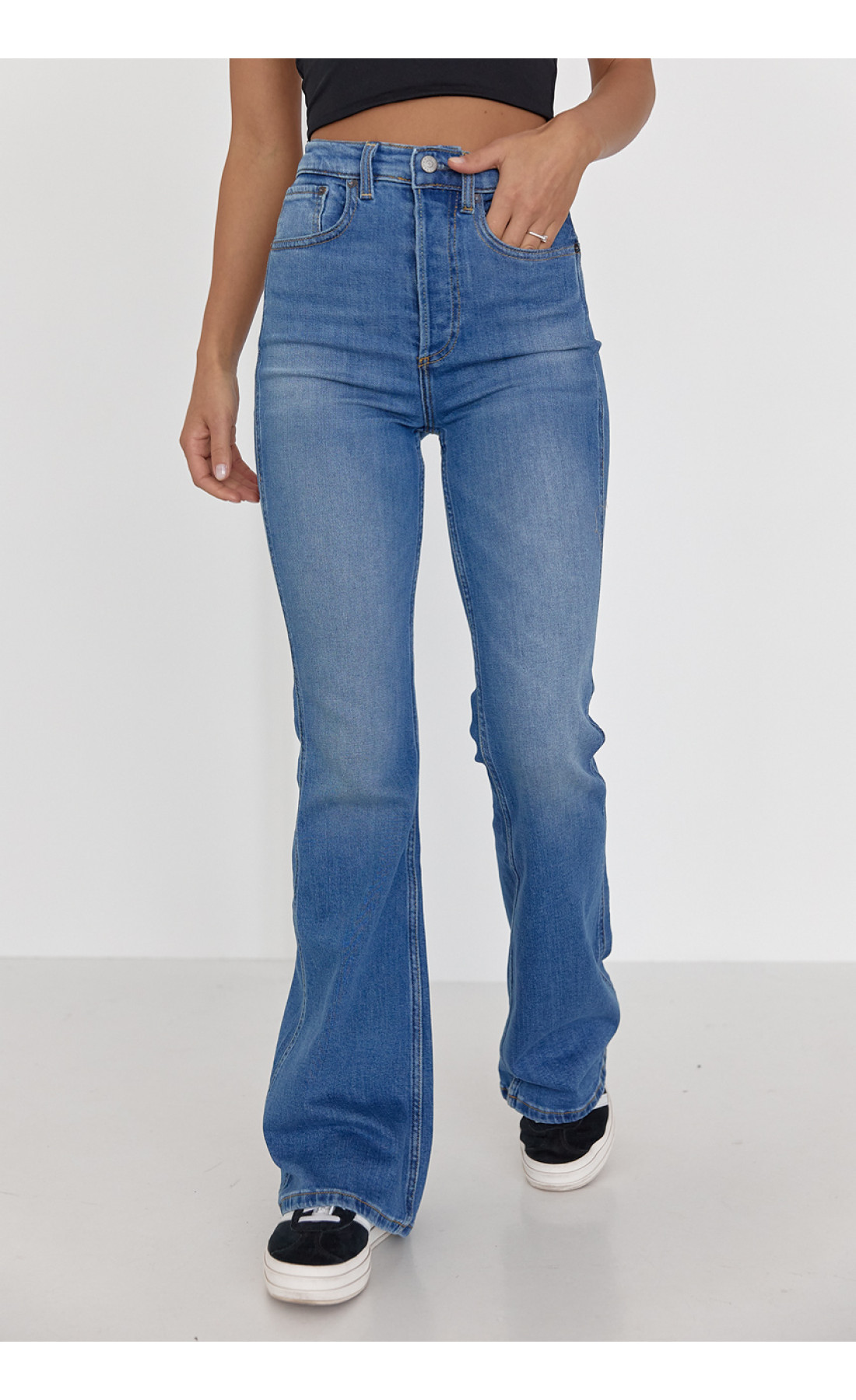 Жіночі жіночі джинси кльош з круглою кокеткою ззаду  джинс колір