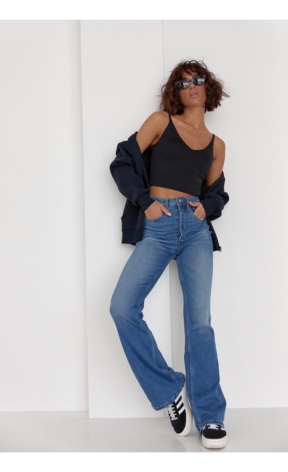 Жіночі жіночі джинси кльош з круглою кокеткою ззаду  джинс колір