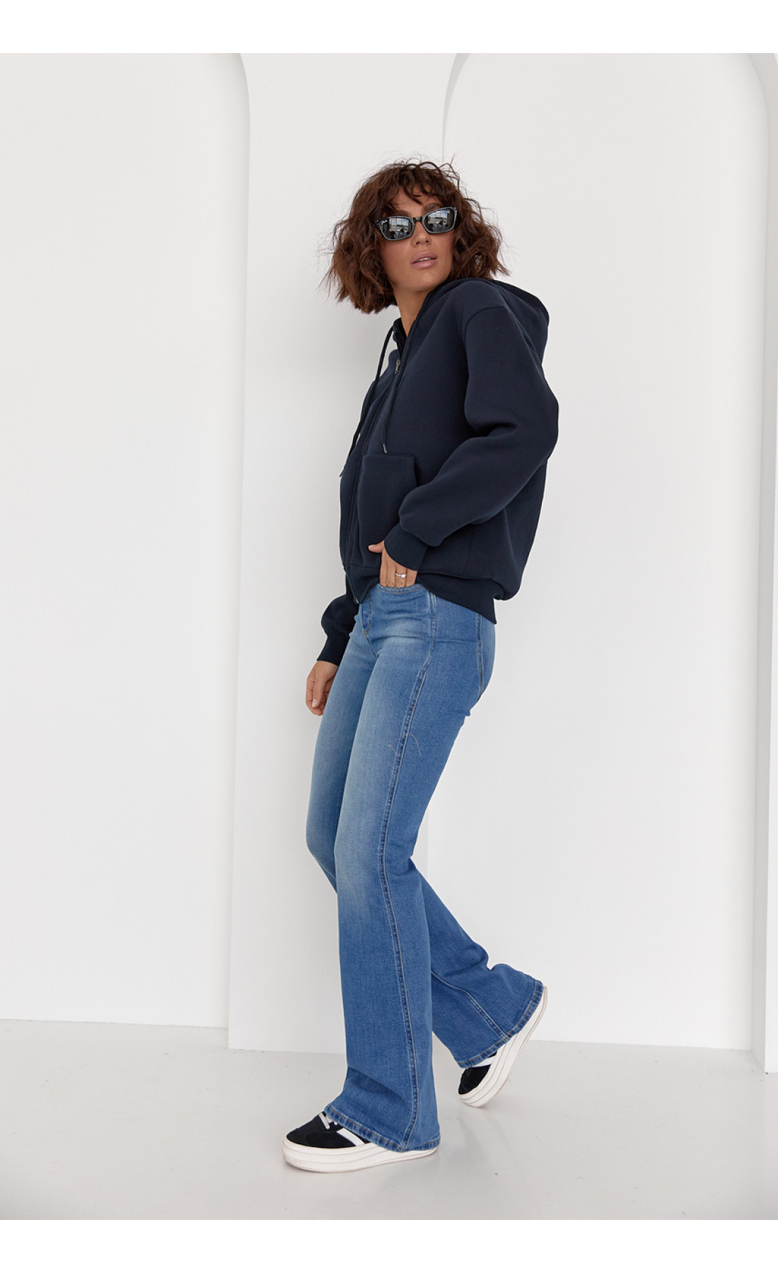 Жіночі жіночі джинси кльош з круглою кокеткою ззаду  джинс колір