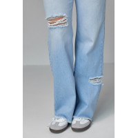 Жіночі жіночі джинси з рваними елементами  блакитний колір