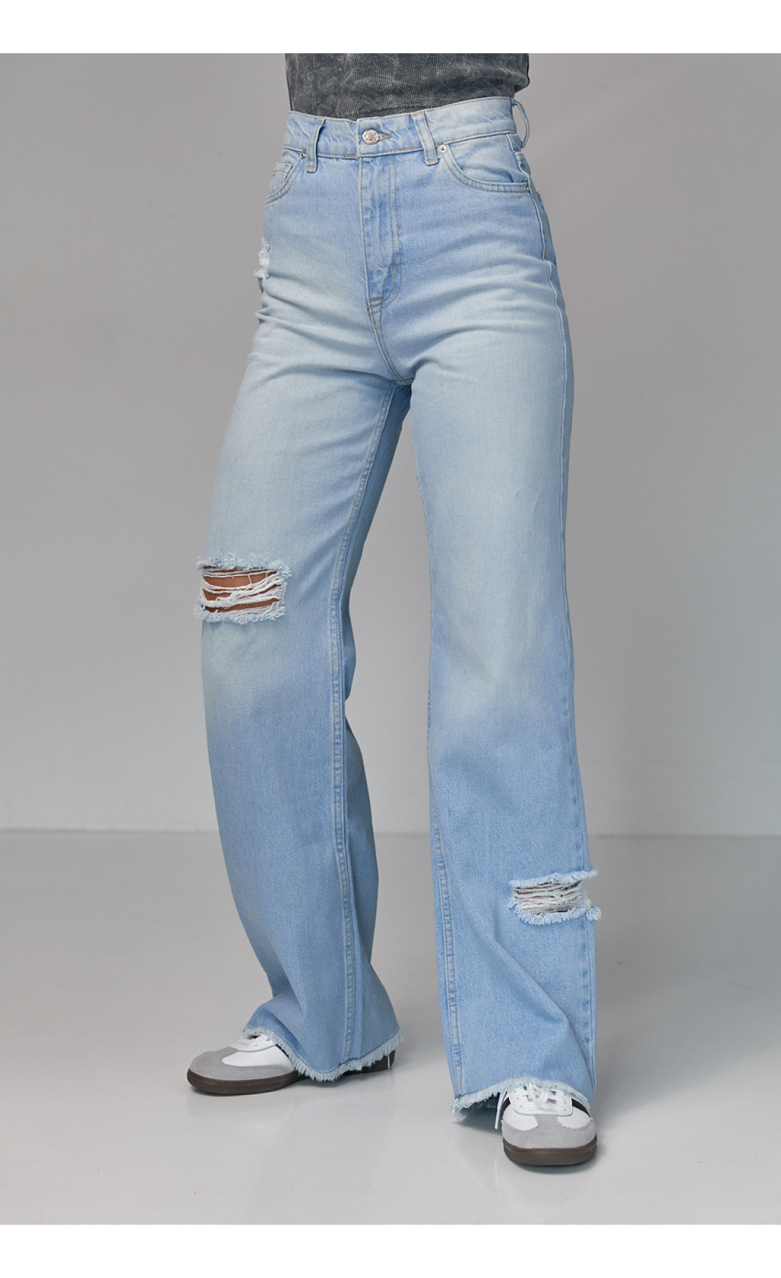 Жіночі жіночі джинси з рваними елементами  блакитний колір