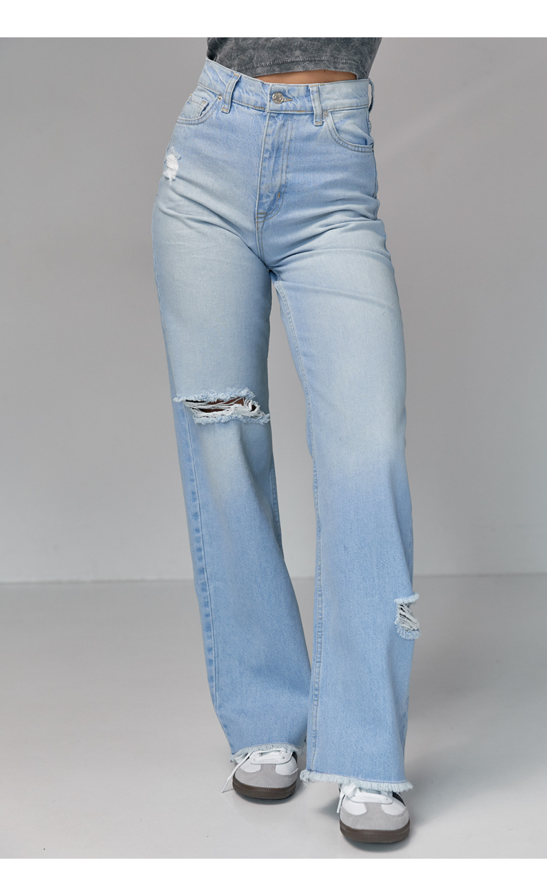 Жіночі жіночі джинси з рваними елементами  блакитний колір