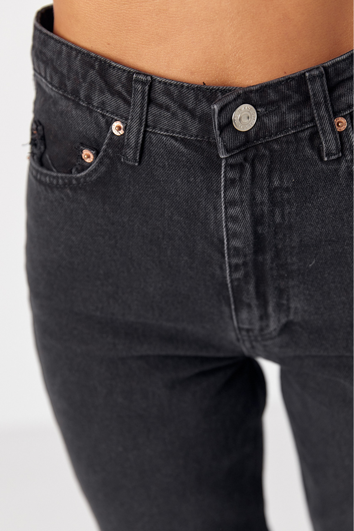 Жіночі жіночі джинси МОМ із рваним декором на кишенях  чорний колір