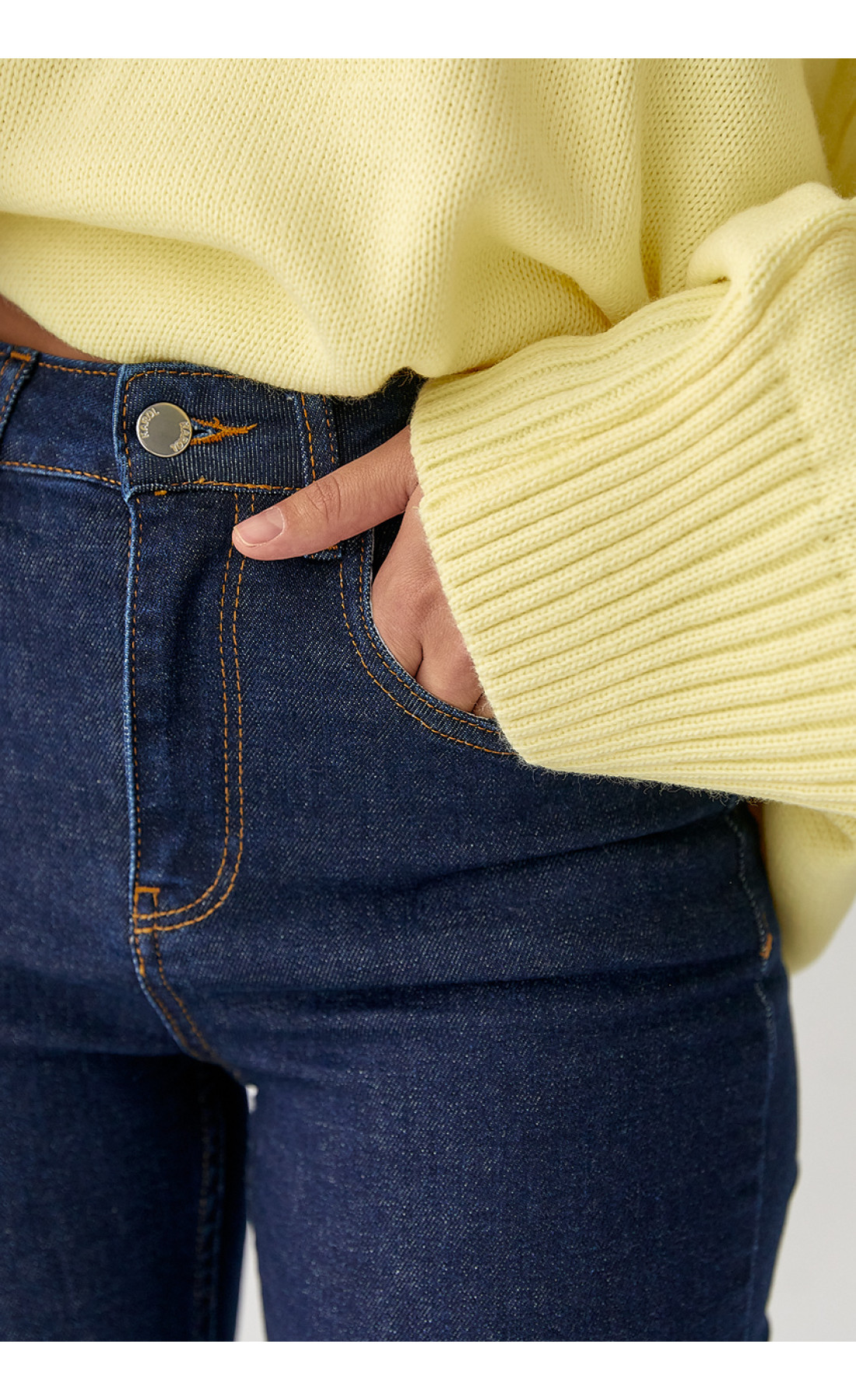 Джинсикльош із розрізами  синій колір