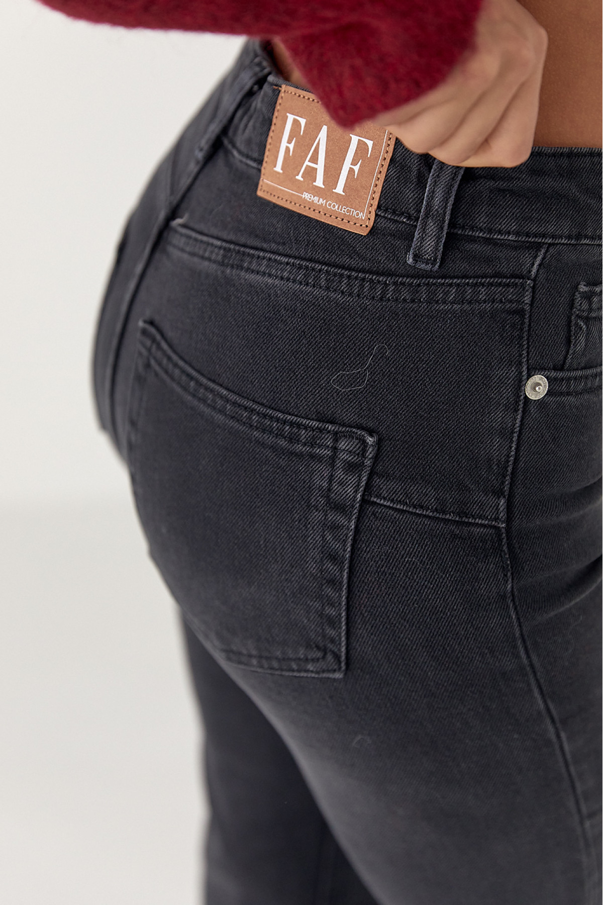 Жіночі прямі жіночі джинси з високою посадкою  чорний колір