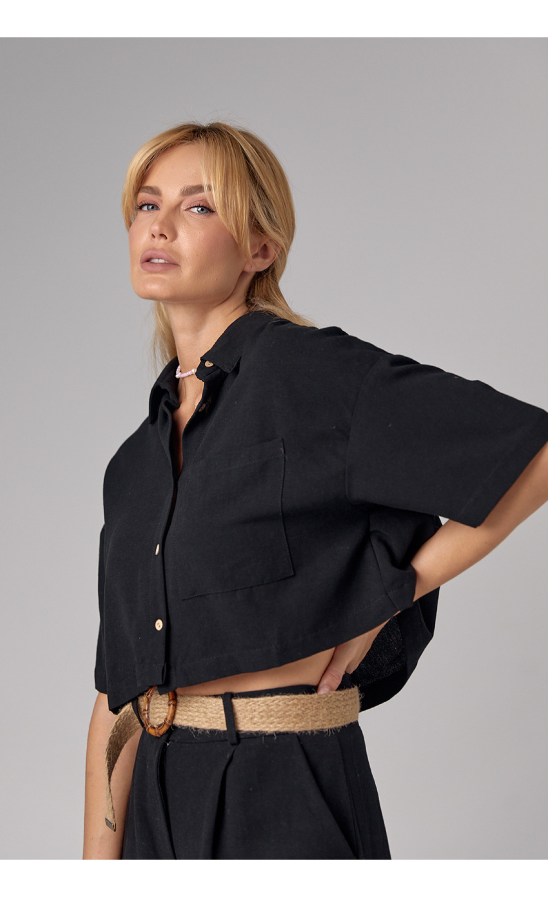 Жіноча льняна сорочка вкорочена  чорний колір