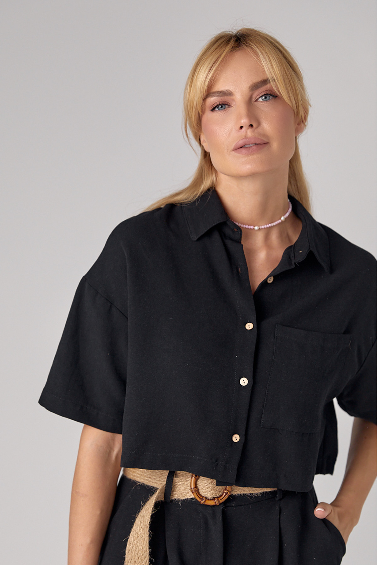 Жіноча льняна сорочка вкорочена  чорний колір