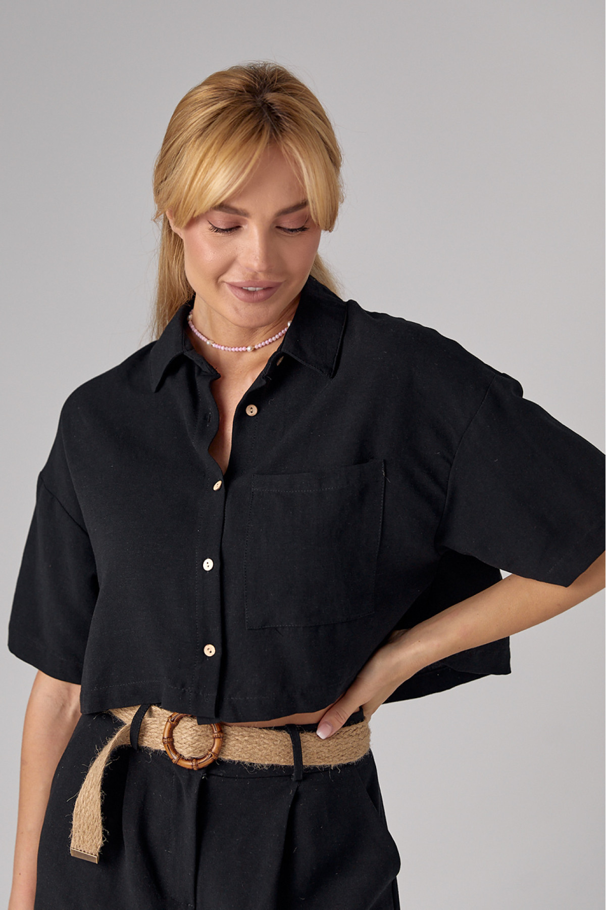 Жіноча льняна сорочка вкорочена  чорний колір
