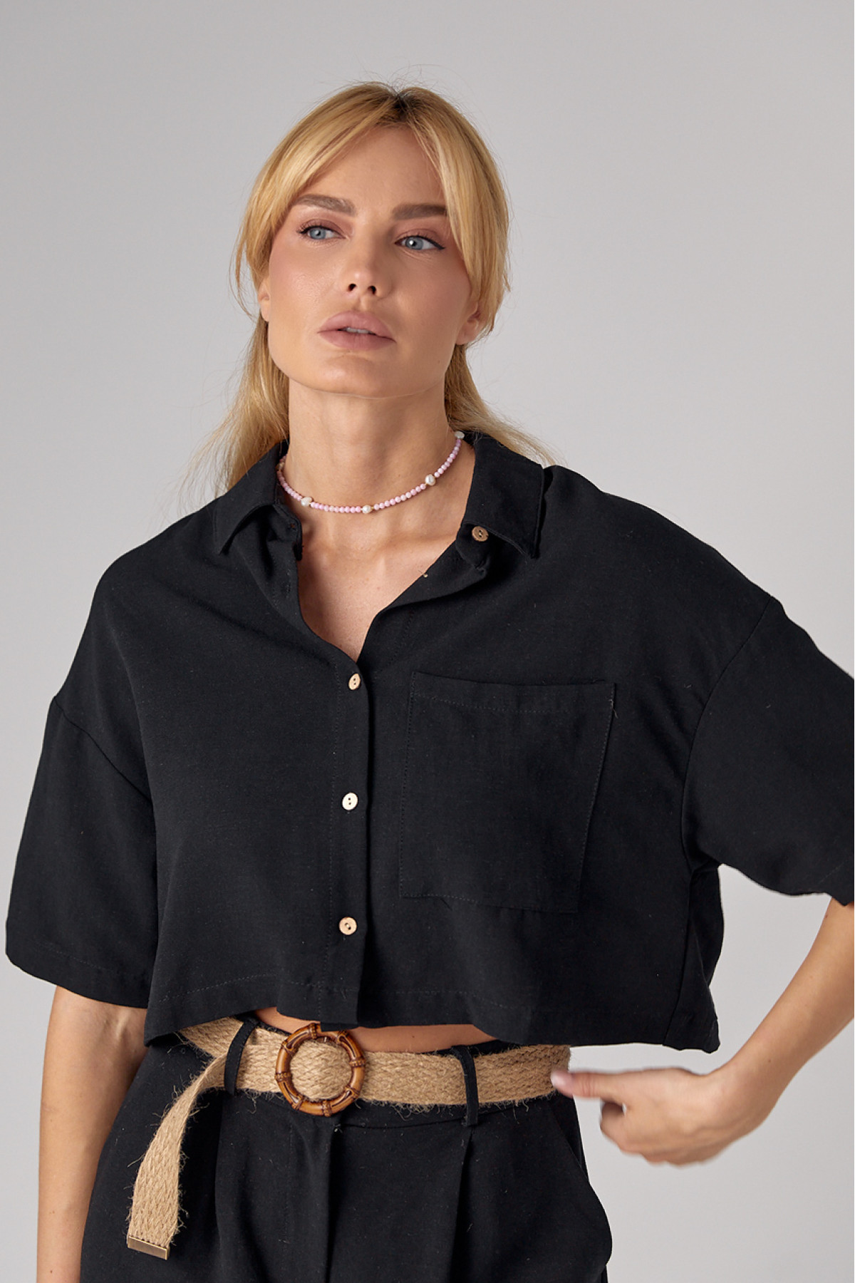 Жіноча льняна сорочка вкорочена  чорний колір