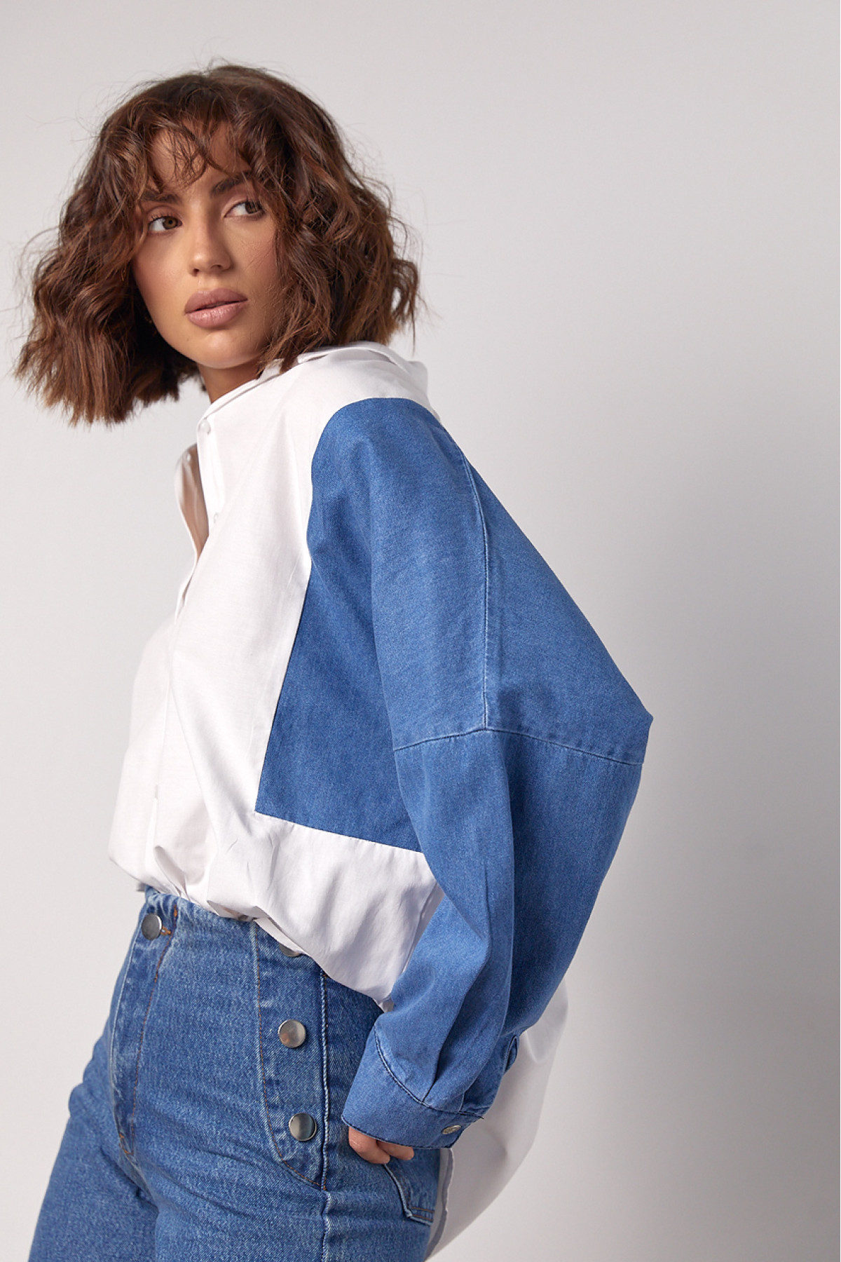 Жіноча комбінована сорочка в стилі оверсайз  білий колір