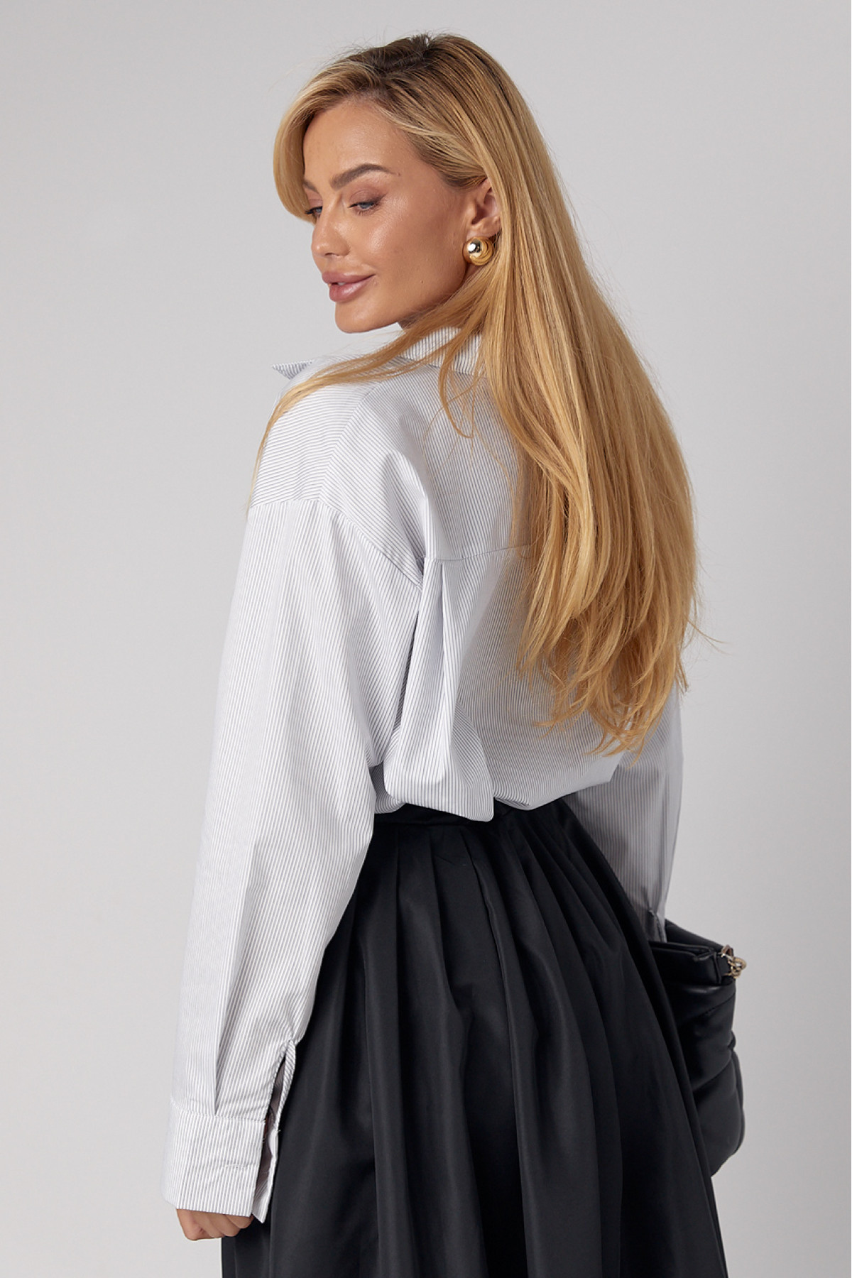 Смугаста жіноча сорочка oversize  світлосірий колір