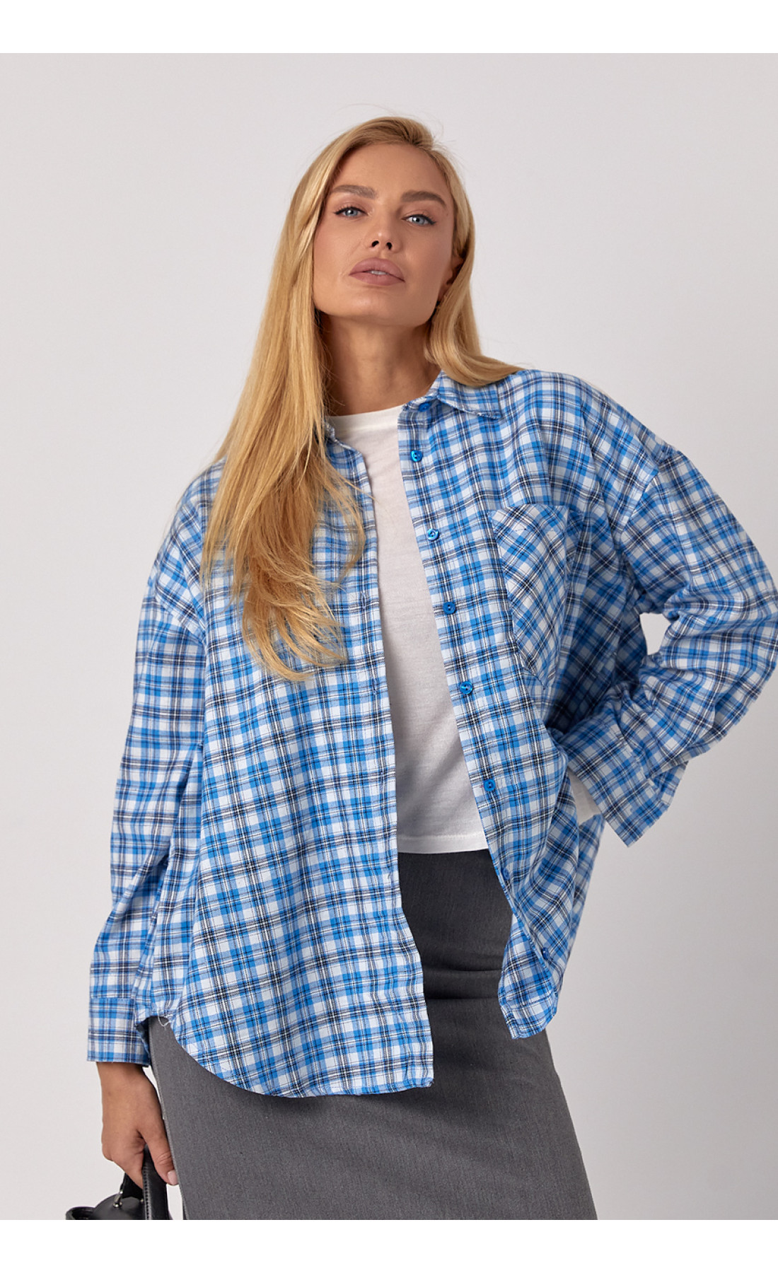 Жіноча сорочка в клітинку вільного крою  блакитний колір