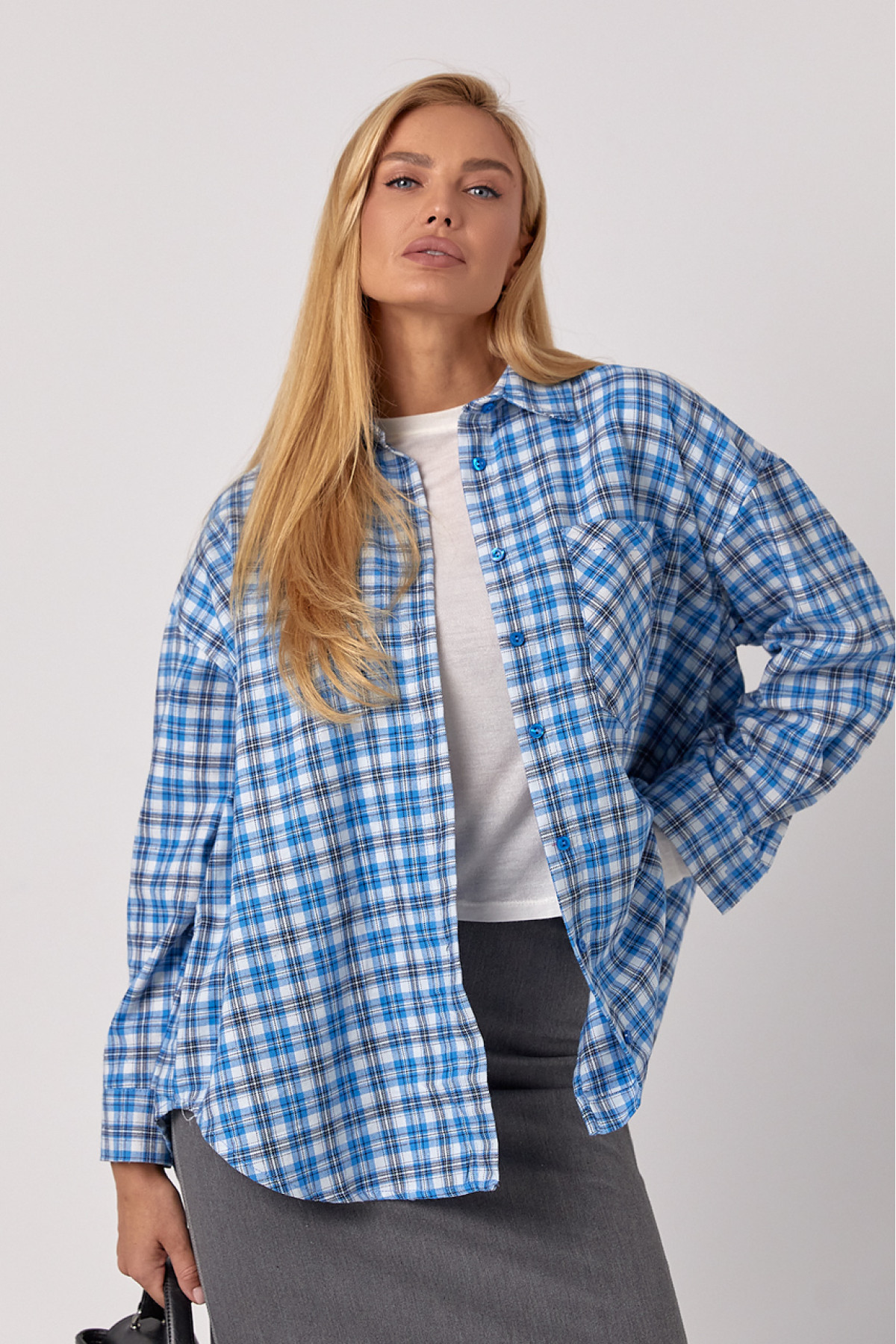 Жіноча сорочка в клітинку вільного крою  блакитний колір